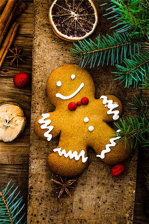 Christmas food. Gingerbread man cookies in Christmas setting. Xmas dessert Stockbilder - Microstock & Abonnement, Bildnummer: 400-08788322