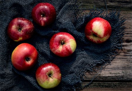 simsearch:400-07249854,k - Apples on rustic background, top view Stockbilder - Microstock & Abonnement, Bildnummer: 400-08789114