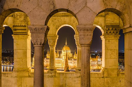 simsearch:400-08693963,k - Night view of the Hungarian Parliament Building on the bank of the Danube in Budapest, Hungary. Foto de stock - Super Valor sin royalties y Suscripción, Código: 400-08789661