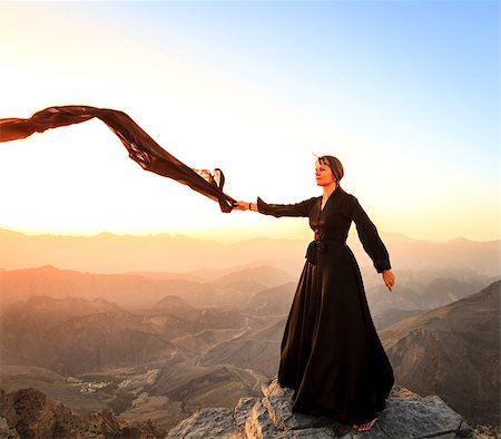 Lone woman in abaya in Al Hajar Mountains of Oman at sunset Photographie de stock - Aubaine LD & Abonnement, Code: 400-08789797