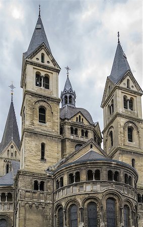roermond - Munsterkerk (Munster) is an old 13th century Our Lady church in Roermond.The Munsterkerk is the most important example of Late Romanesque architecture in the Netherlands Photographie de stock - Aubaine LD & Abonnement, Code: 400-08795093