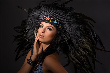 Portrait of young beautiful woman in costume of American Indian.Studio shot. Foto de stock - Royalty-Free Super Valor e Assinatura, Número: 400-08795855