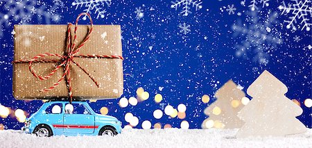 simsearch:400-06553976,k - Retro toy car delivering Christmas or New Year gifts on festive blue background Foto de stock - Royalty-Free Super Valor e Assinatura, Número: 400-08795881