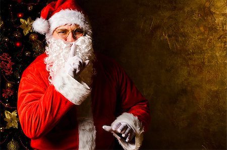 simsearch:640-02953152,k - Santa Claus with finger on lips asking for silence Photographie de stock - Aubaine LD & Abonnement, Code: 400-08796569