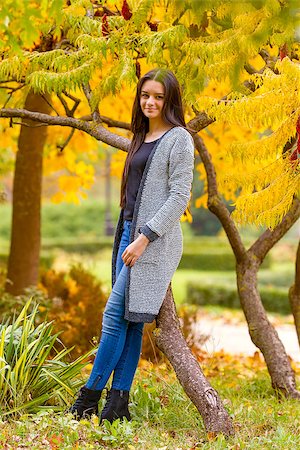 portrait of pretty teen girl in autumn park. Smiling happy girl portrait, autumn outdoor. Foto de stock - Super Valor sin royalties y Suscripción, Código: 400-08791472