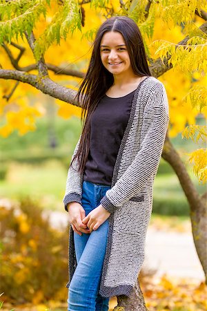 portrait of pretty teen girl in autumn park. Smiling happy girl portrait, autumn outdoor. Foto de stock - Super Valor sin royalties y Suscripción, Código: 400-08791473