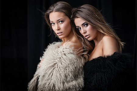 simsearch:400-04363105,k - Two young ladies in fur coats posing on dark background Foto de stock - Super Valor sin royalties y Suscripción, Código: 400-08793471