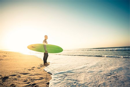 simsearch:400-05074704,k - Surfer on the beach holding is surfboaerd and watching the waves Foto de stock - Super Valor sin royalties y Suscripción, Código: 400-08809448