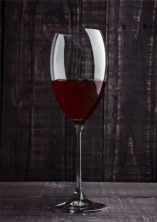 simsearch:400-05383095,k - Glass of red wine with reflections on wooden board background Stockbilder - Microstock & Abonnement, Bildnummer: 400-08809599