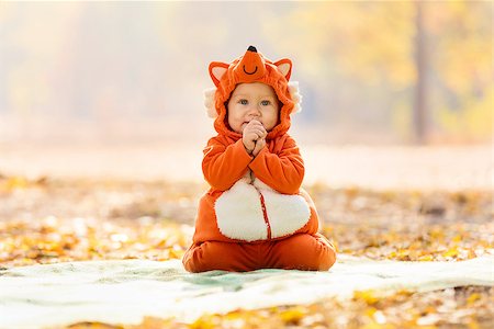 simsearch:400-07329323,k - Cute baby boy dressed in fox costume in autumn park Foto de stock - Royalty-Free Super Valor e Assinatura, Número: 400-08814274