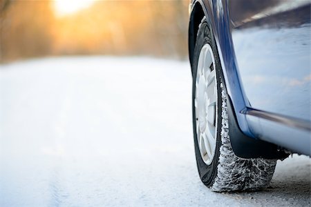 simsearch:400-08862023,k - Close-up Image of Winter Car Tire on the Snowy Road. Drive Safe Concept. Foto de stock - Super Valor sin royalties y Suscripción, Código: 400-08815266