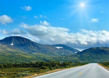 simsearch:400-08817566,k - Norwegian sunshiny summer secondary road (not far from Dombas, Norge) Photographie de stock - Aubaine LD & Abonnement, Code: 400-08816268