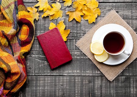 filtrado - Cup of tea with lemon with scarf and autumn leaves on wooden background Foto de stock - Super Valor sin royalties y Suscripción, Código: 400-08817291