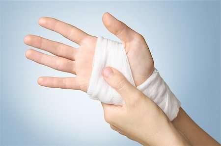 simsearch:400-07669067,k - Injured painful hand with white bandage Fotografie stock - Microstock e Abbonamento, Codice: 400-08817764