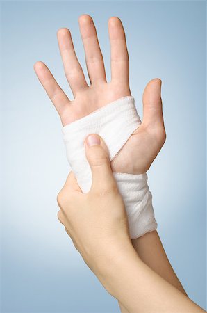simsearch:400-07669067,k - Injured painful hand with white bandage Fotografie stock - Microstock e Abbonamento, Codice: 400-08817765