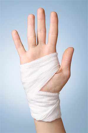 simsearch:400-07669067,k - Injured painful hand with white bandage Fotografie stock - Microstock e Abbonamento, Codice: 400-08817766
