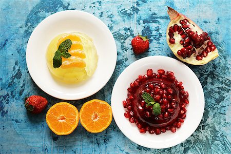 simsearch:400-04513818,k - berry fruit jelly with fresh fruits - summer dessert Stockbilder - Microstock & Abonnement, Bildnummer: 400-08818804