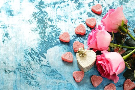 dream79 (artist) - Pink flowers of roses and candy hearts for Valentines holiday Photographie de stock - Aubaine LD & Abonnement, Code: 400-08818803