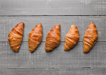 denismart (artist) - Fresh crispy croissant for breakfast on wooden background Foto de stock - Royalty-Free Super Valor e Assinatura, Número: 400-08813130