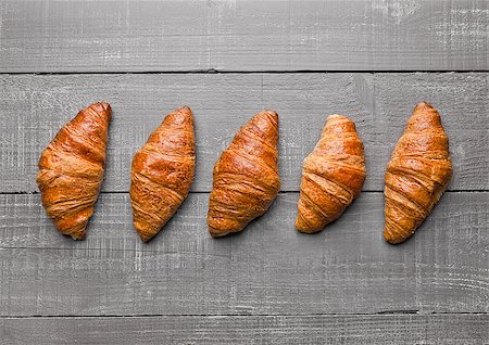 simsearch:400-05704821,k - Fresh crispy croissant for breakfast on wooden background Foto de stock - Super Valor sin royalties y Suscripción, Código: 400-08813130