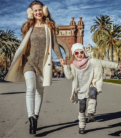 simsearch:400-08864986,k - in Barcelona for a perfect winter. Full length portrait of happy trendy mother and daughter near Arc de Triomf in Barcelona, Spain walking Stock Photo - Budget Royalty-Free & Subscription, Code: 400-08813564