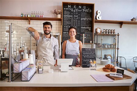 simsearch:400-08838017,k - Couple ready to serve behind the counter of a coffee shop Photographie de stock - Aubaine LD & Abonnement, Code: 400-08838009