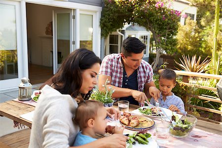 simsearch:400-08838107,k - Family At Home Eating Outdoor Meal In Garden Together Foto de stock - Super Valor sin royalties y Suscripción, Código: 400-08838117