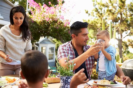 simsearch:400-08838107,k - Family At Home Eating Outdoor Meal In Garden Together Foto de stock - Super Valor sin royalties y Suscripción, Código: 400-08838124