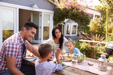 simsearch:400-08838107,k - Family At Home Eating Outdoor Meal In Garden Together Foto de stock - Super Valor sin royalties y Suscripción, Código: 400-08838126