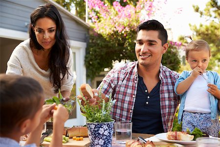 simsearch:400-08838107,k - Family At Home Eating Outdoor Meal In Garden Together Foto de stock - Super Valor sin royalties y Suscripción, Código: 400-08838121