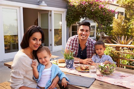 simsearch:400-08838107,k - Portrait Of Family At Home Eating Outdoor Meal In Garden Foto de stock - Super Valor sin royalties y Suscripción, Código: 400-08838132