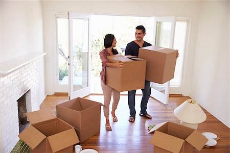 simsearch:400-04047615,k - Couple Carrying Boxes Into New Home On Moving Day Foto de stock - Super Valor sin royalties y Suscripción, Código: 400-08838165