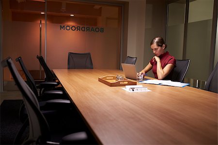simsearch:400-08838924,k - Young white businesswoman working alone late in an office Stock Photo - Budget Royalty-Free & Subscription, Code: 400-08838924