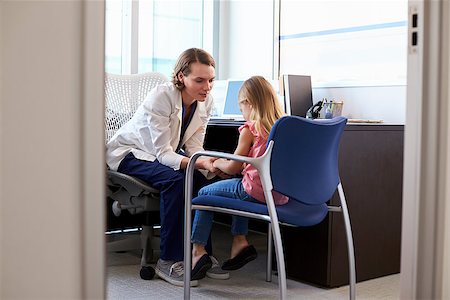 Pediatrician Talking To Unhappy Child In Hospital Stock Photo - Budget Royalty-Free & Subscription, Code: 400-08839424