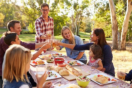 simsearch:400-08839704,k - Two families making a toast at picnic at a table in a park Foto de stock - Super Valor sin royalties y Suscripción, Código: 400-08839704