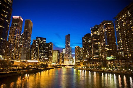 Skyline of Chicago along the river. Chicago, Illinois, USA. Foto de stock - Super Valor sin royalties y Suscripción, Código: 400-08831477