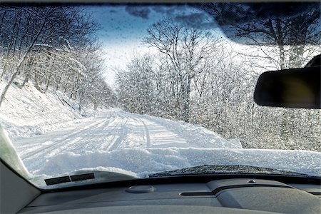 simsearch:854-03362487,k - Driving on a Snow Covered Mountain Road in Pennsylvania, USA. Photographie de stock - Aubaine LD & Abonnement, Code: 400-08832319