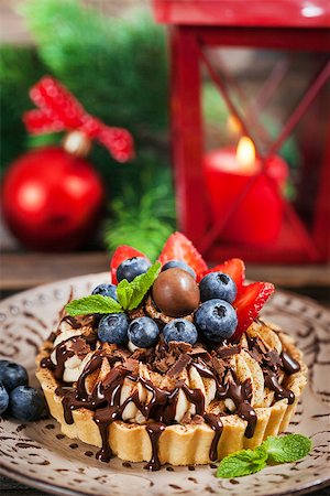 Banoffee chocolate pie decorated with chocolate, fresh blueberry and strawberry, holiday christmas background Stock Photo - Budget Royalty-Free & Subscription, Code: 400-08832335