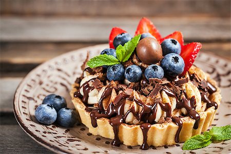 strawberry tartlet - Banoffee  pie (tart) decorated with chocolate, fresh blueberry and strawberry Stock Photo - Budget Royalty-Free & Subscription, Code: 400-08832333