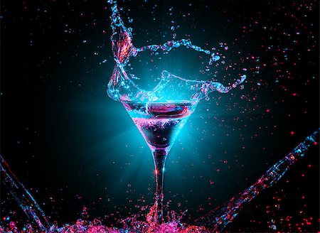 simsearch:400-08373093,k - Colourful cocktail in glass with splash on the dark background Foto de stock - Royalty-Free Super Valor e Assinatura, Número: 400-08832343