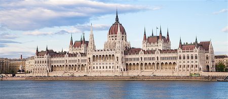 simsearch:400-05734715,k - The Hungarian Parliament Building, a notable landmark of Hungary and a popular tourist destination of Budapest. Foto de stock - Super Valor sin royalties y Suscripción, Código: 400-08864082