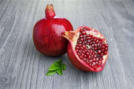 simsearch:400-06457388,k - Juicy pomegranate fruit over wooden vintage table Photographie de stock - Aubaine LD & Abonnement, Code: 400-08864102