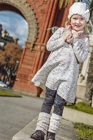 simsearch:400-08415527,k - in Barcelona for a perfect winter. Full length portrait of happy trendy girl in Barcelona, Spain standing Stock Photo - Budget Royalty-Free & Subscription, Code: 400-08864146