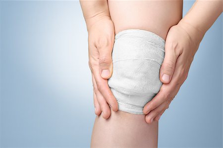simsearch:400-07669067,k - Injured painful knee with white gauze bandage Fotografie stock - Microstock e Abbonamento, Codice: 400-08864163