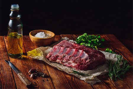 simsearch:695-05773492,k - Raw Ribs with Rosemary and Other Spices Fotografie stock - Microstock e Abbonamento, Codice: 400-08864174