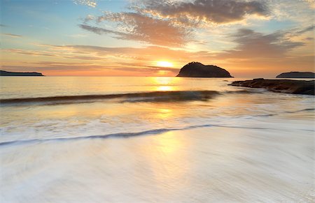 Beautiful sunrise and tidal flows from Middle Head Beach, Australia Foto de stock - Super Valor sin royalties y Suscripción, Código: 400-08864266