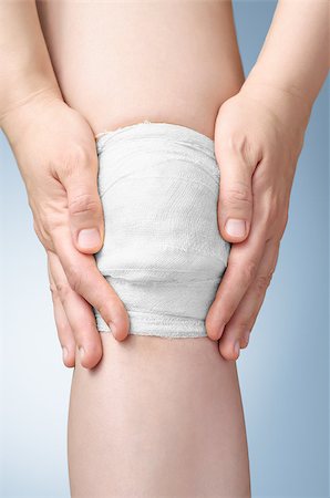 simsearch:400-07669067,k - Injured painful knee with white gauze bandage Fotografie stock - Microstock e Abbonamento, Codice: 400-08864349