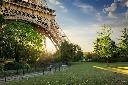 simsearch:400-05358655,k - Green lawn near Eiffel Tower in Paris at sunrise, France Stock Photo - Budget Royalty-Free & Subscription, Code: 400-08864917