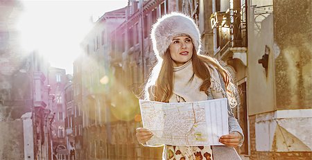 simsearch:841-07590559,k - Venice. Off the Beaten Path. Full length portrait of elegant tourist woman in fur hat in Venice, Italy in the winter with map Photographie de stock - Aubaine LD & Abonnement, Code: 400-08864992