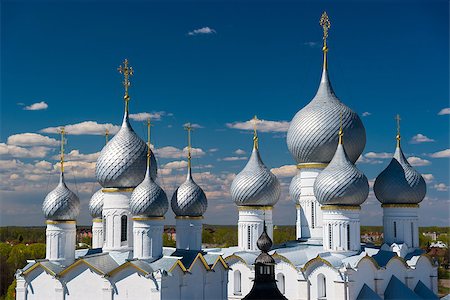 simsearch:400-06638923,k - Rostov Kremlin. The Domes of the Church of the Resurrection of Christ and Assumption Cathedral. Rostov, Yaroslavl oblast, Russia. Golden Ring of Russia. It is part of the UNESCO World Heritage Site. Foto de stock - Royalty-Free Super Valor e Assinatura, Número: 400-08861225